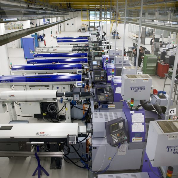De leur atelier au Locle, les cinquante collaborateurs d'Iseotec produisent aussi bien des cadrans de montre que des vis destinées au domaine médical.