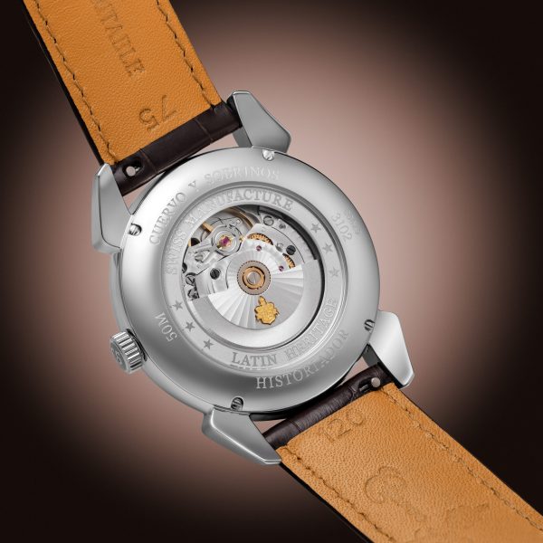Le fond du boîtier en saphir transparent offre un aperçu de la mécanique complexe, la marque de fabrique de la haute horlogerie suisse.