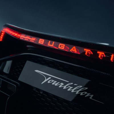 Bugatti voulait un affichage qui ressemble extérieurement à une montre-bracelet suisse de luxe, mais dont le fonctionnement interne reposerait sur le même type de mécanique.